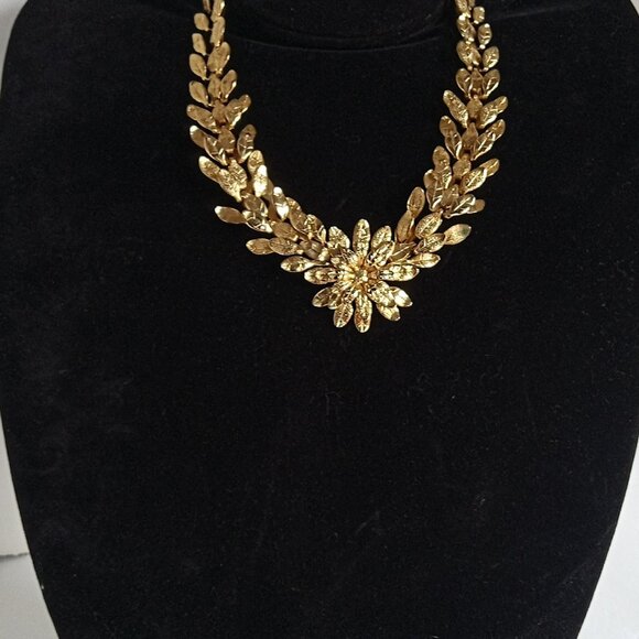 Absolutely STUNNING Unique Vintage 3D Goldtone Flower Necklace - Picture 1 of 9